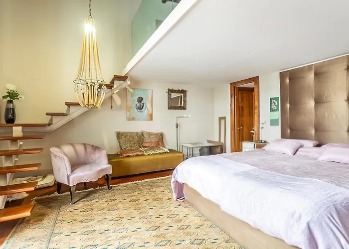 Campo De Fiori Luxury Jacuzzi & Cinema Apartment