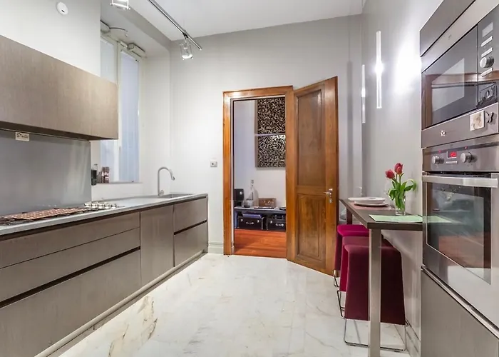 Campo De Fiori Luxury Jacuzzi & Cinema Apartment
