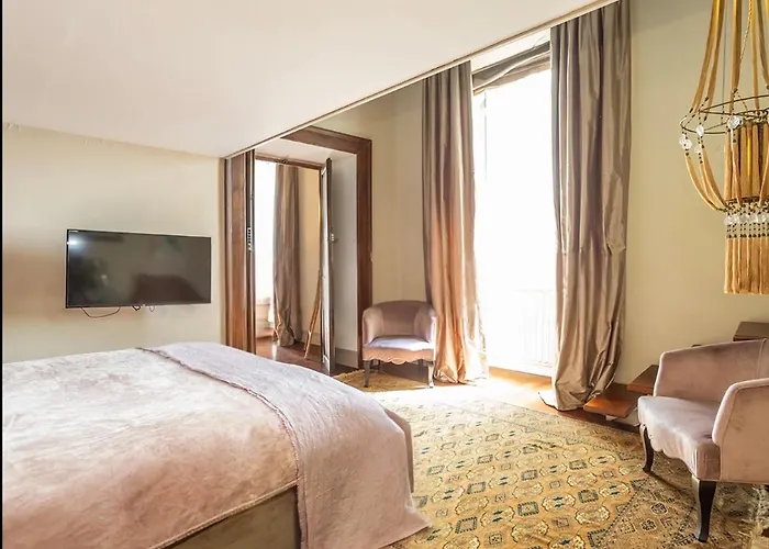 Campo De Fiori Luxury Jacuzzi & Cinema Apartment